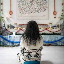 «Meine Mutter hatte keine Chance» Tara Lhamo von hinten fotografiert - Über 50 Jahre nach ihrer Flucht fordert die Tibet-Schweizerin Tara Lhamo Gerechtigkeit: Im Heim des Roten Kreuzes wurde sie ihrer Mutter weggenommen und fremdplatziert