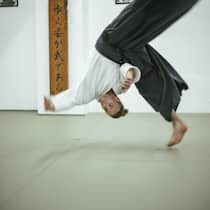 ... wie wird man als Schweizer ein Aikido-Sensei in Japan? Dominique Wieser dreht ein Rad im Dojo - Dominic Wieser lässt sein Leben in Zürich zurück, um in Japan die Kampfkunst Aikido zu lernen. Er erzählt, wie er durch Disziplin seinen inneren Frieden fand