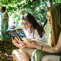 Ein Leserausch ganz ohne Kater Zwei junge Frauen beim Lesen im Park - Auf Picknickdecken im Park wird Lesen plötzlich zum Event. Wer verstehen will, was hinter dem Trend steckt, muss einen Silent Reading Rave selbst erleben. Zum Beispiel in Winterthur
