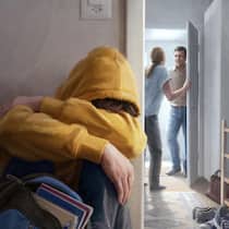 Ein Familienstreit verbaut Jerry jede berufliche Zukunft Junger Mann in gelbem Hoodie verschränkt die Arme auf den Knien und versteckt das Gesicht – im Hintergrund streiten die Eltern. Der Teenager leidet an Entwicklungsstörungen und braucht dringend Förderung. Doch seine Mutter torpediert die Hilfsangebote. Und die Kesb schaut zu.