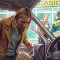 Er hat ihre Lügen durchschaut – und trotzdem weiter gezahlt Blonde Frau steigt in ein Auto ein, im Hintergrund zahlt ein Mann für das Fahrzeug. Ein Rentner glaubte, was ihm eine Bekannte über Jahre erzählte. Am Ende ist er finanziell ruiniert – und Opfer einer mutmasslichen Betrugsmasche.