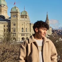 Erwachsen werden in einem fremden Land «Ich fühle mich zwischen zwei Kulturen und zwei Welten»: Sher Ali; Junge Asylsuchende Erwachsen werden in einem fremden Land Sie sind noch keine 18 Jahre alt und kommen als Flüchtlinge in die Schweiz. Schwierig, so auf eigenen Beinen zu stehen. Betroffene erzählen.