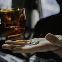 Schweizer Onlineshop verkaufte gepanschte Potenzpillen A man holds two blue tablets in his hand.