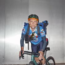 … wer bestellt den Velokurier für Gleitcreme? Urs Krummenacher auf dem Velo - er lieferte Filmrollen und 200’000 Dollar aus, goss Blumen für einen Millionär, und vermutlich rettete der 48-Jährige sogar schon mal ein Leben