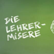 Schule in Not – was sich jetzt ändern muss Illustration: «Die Lehrer-Misere» mit Kreide geschrieben auf Wandtafel und ein halb weggewischtes Gehirn