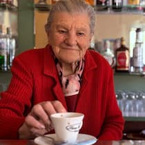Absolution für den Cappuccino Italiens älteste Barista Anna Passi steht in ihrem Café „Bar Centrale“ auch mit 100 noch an der Kaffeemaschine.