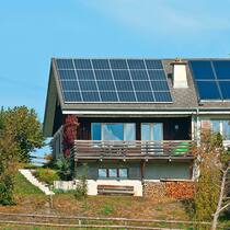 Strom von der Sonne anzapfen Haus produziert Strom mit Fotovoltaikanlage