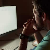 Wie müssen sich Arbeitgeber verhalten? Mann starrt auf Computer