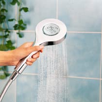 Ein Duschkopf mit Eisbären zeigt den Verbrauch an Auf einem digitalen Duschkopf sind vier Eisbären zusammen mit dem aktuellen Energie- und Wasserverbrauch abgebildet.