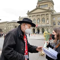 70-Jähriger vor Bundeshaus wegen Gedicht verhaftet Richard Fischer gibt Mattea Meyer einen Blumenstrauss.