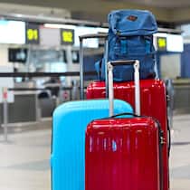 So massiv unterscheiden sich die Gepäckgebühren der Airlines Drei Koffer und ein Rucksack befinden sich vor Check-in-Schalter - Ein Vergleich von 25 europäischen Airlines zeigt grosse Preisunterschiede beim Gepäck. Auch bei der Swiss zahlt man happige Aufpreise für den Koffer – aber nur bei der günstigsten Reiseklasse.