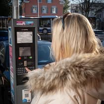 Park-Ärger bei Denner: Sicherheitsfirma setzt Kundin unter Druck Foto: Raphaël Dupain / 09.12.2025, Wetzikon / Porträt von Manuela R. / Die Autofahrerin parkierte kurz vor dem Denner und ging davon aus, dass die Parkdauer von unter zehn Minuten kostenlos sei. Sie versäumte es, ihr Kennzeichen an der Parkuhr zu …