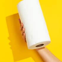 Küchenpapier ist nicht für Lebensmittel geeignet Hand mit Küchenrolle - Die Haushaltsrolle enthält oft gesundheitsgefährdende Chemikalien und ist zudem wenig ökologisch