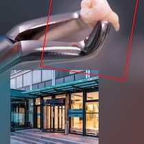 Angst und Misstrauen in der Zürcher Zahnklinik Montage von Zahn und Haupteingang - Abgelaufene Medikamente, verschwundene Patientenakten, wissenschaftliches Fehlverhalten: Ein Klinikdirektor am Zürcher Zentrum für Zahnmedizin sieht sich massiven Vorwürfen ausgesetzt. Die Universität schaute jahrelang weg