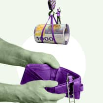 Lohnt es sich, jetzt noch schnell zu renovieren? Eine Person hält ein geöffnetes leeres Portemonnaie in den Händen, während kleine Bauarbeiterfiguren den Geldbeutel über eine Leiter und einen Baukran inspizieren - Wenn der Eigenmietwert abgeschafft wird, fällt auch der Steuerabzug fürs Renovieren des Eigenheims weg. Der Beobachter sagt, ob es sich lohnt, noch schnell grössere Umbauten vorzunehmen.