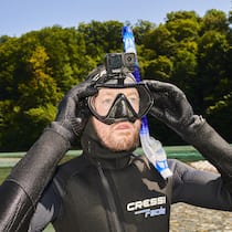 ... wie findet man eine Rolex in der Aare? David Godio taucht nach Gegenständen in der Aare.