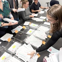 Genug gezahlt! Beobachter-Petition trifft einen Nerv Auszählung der per Post eingegangenen Unterschriften-Bögen der Beobachter Krankenkassenprämien-Petition. Redaktionskonferenz 13.10.25