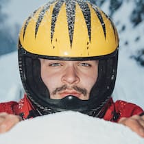 ... wie ist es, an einem Turnfest als Bob-Talent entdeckt zu werden? Sagen Sie mal: Wie ist es, als Bob-Talent entdeckt zu werden? Portraitserie mit Liam Burri, fotografiert von Tom Huber für den Beobachter, am Samstag, 10. Januar 2026, im Sportzentrum Kerenzerberg in Filzbach. Liam Burri (18) wollte an der Chilbi ei…