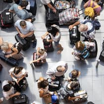 Zu Besuch in einer Fata Morgana Fluggaeste schlaengeln sich um den Check-In Schalter auf dem Flughafen in Zuerich, aufgenommen am Sonntag, 15. Juli 2018. (KEYSTONE/Ennio Leanza)