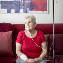 Jetzt kommt das Spital zur Patientin nach Hause Stationäre Versorgung zu Hause " Visit " , Elisa Heising, Ärztin und Pablo Mesa Dipl. Pflegefachmann vom Spital Zollikerberg