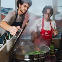 Spargel plus Zitronenkuchen? So geht stilvolle Restenküche Impressionen der Foodsave-Kitchen-Challenge in Zürich
im Bild: Marwan und Ale vom Team Crossing the Garden - a Vegan Experience