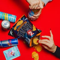 So gefährlich ist der Koffein-Hype Inszeniertes Studiobild verschiedener Produkte mit Koffein:Paprika Wave Energy Chips, Red Bull, Mate Tee El Tony, Nocco, Focus Water Kick, Wachmeister Kaugummi
