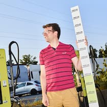 Er will es genau wissen Thomas Schneider setzt sich als Privatperson unter anderem dafür ein, dass öffentliche E-Ladestationen behindertengerecht gebaut werden. Fotografiert an der Autobahn Raststätte Grauholz von Florian Spring am 4 .July 2025.