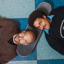 «Es ist eine Grenzerfahrung, einen Freund in diesem Zustand zu filmen» Musiker Dino Brandao (mit Haaren) lebt mit manischen Episoden. Sein bester Freund der Regisseur Moris Freiburghaus hat zum Thema "wie geht man als Freund mit einer akuten psychischen Krise um?" den Film " I Love you, i leave you" gedreht. Porträtier…