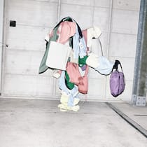 «Wer nur auf Nachhaltigkeit setzt, hat verloren» Illustrative Umsetzung Fair-Fashion. Die Kleider stammen aus fair produzierten Textilien von Lavie und Taschen aus Bananatex von Qwestion.