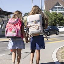Diese Schulwege sind gefährlich wie in einem Computergame Schulweg; gefärlicher Schulweg; Zebrastreifen; Strasse; Verkehr; Schülerinnen; Kinder; Hombrechtikon
Symbolbilder fuer den Beobachter. Ausschliesslich redaktionelle Nutzungen Beobachter zum Thema Schulweg sind erlaubt. Editor's note: gestellte Szen…