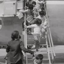 Politikerinnen wollen Antworten zu Terre-des-Hommes-Praktiken Images d’enfants coréens arrivés à Genève par Swissair en mai 1973
