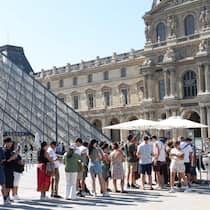 Wie Fake-Websites Schweizer Ferienreisende abzocken Besucher mit Zeitfenster-Ticket 11:00 stehen vor dem Musée du Louvre an.©PHOTOPQR/LE PARISIEN/Delphine Goldsztejn (Staff) ; Paris ; 09/07/2026 MusÈe du Louvre..les tempÈratures vont encore grimper dans les prochains jours. Le week-end et le dÈbu…