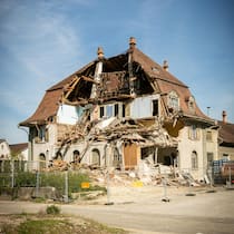 Wenn Hausbesitzer mit den Behörden die Geduld verlieren Abbruch Haus Sissach, Güterstrasse/ Hauptstrasse. Der Besitzer liess das Haus ohne Bewilligung abbrechen. Es intervenieren aber die Behörden. Dienstag 19. April 2022 Foto © nicole pont