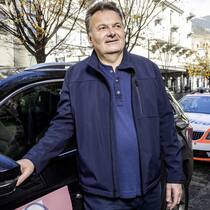 Von der Polizei gebüsst – trotz Dispens Stephane Lanz vor seinem Fahrzeug