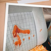 Cabrio-Besitzerin will Vandalen mit Kamera schnappen – doch filmen ist nicht immer erlaubt Auto Vandalismus Cabrio - Das Verdeck wurde aufgeschnitten und Sauce ins Innere gespritzt. Bilder: Privat, Freepik - Montage: BeobachterThema: Vandalismus-Welle in Wohnquartier: Hilft die private Überwachungskamera als letztes Mittel?