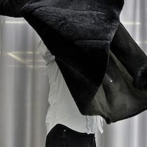 «Ich will die Kette sprengen» Person mit Mantel über dem Kopf: Verdingkinder gehen ihre Traumas an die nächsten Generationen weiter