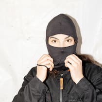 Meine Wut – sie tut gut Autorin Noemi Hüsser im Rage Room: Mit dem Baseballschläger Vasen zerdeppern, auf Tiktok die «Bitch Era» feiern: Frauen sind wütender denn je – auch unsere Autorin. Warum?