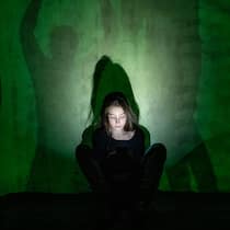 Gesetz gegen Cybermobbing vor dem Aus – Betroffene sind schockiert Young girl reading an offensive text message, victim of cyberbullying.