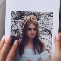 Sophies Leid – Chronik eines angekündigten Todes Im Bild: Trauerkarte der Familie. Das Foto entstand während einem Fotoshooting mit Elio, einen Monat nach Sophies Namensänderung, im Dezember 2022. Das Bild zeigt eine Selbstinsenierung von Sophie.***Todesfall Sophie Psychiatrie Basel - Transgend…
