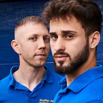 Diese zwei Handwerker retteten Verletzte aus einem Postauto Kevin Kieffer (links) und Redon Cacaj - Kevin Kieffer und Redon Cacaj waren unterwegs zu einer Baustelle – mit etwas Verspätung. Das erwies sich als Glück für viele Opfer eines schweren Verkehrsunfalls werden