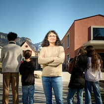 Einen Tag zu früh in die Ferien: 2000 Franken Busse Amina Ghulam mit ihren Kindern; eine Mutter schickte ihre Kinder am letzten Tag vor den Ferien nicht zur Schule, jetzt soll sie eine hohe Busse zahlen. Der Fall zeigt ein willkürliches System auf