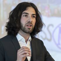 Schon wieder Covid-Gesetz Nicolas Rimoldi, Co-Präsident von Mass-Voll von den Freunden der Verfassung, äussert sich zum Covid-19-Gesetz, am Donnerstag, 15. April 2021, in Bern.