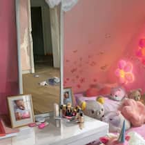 «Ich mag nümme, ich wett eifach hei» Ein rosa Kinderzimmer, im Hintergrund eine zertrümmerte Türe