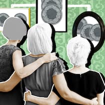 Wer erbt zuerst? Drei Frauen stehen vor einer grünen Wand in einem Wohnzimmer. An der Wand hängen Familienfotos und gerahmte Bilder, die eine Münze enthalten. Wer in welcher Reihenfolge bei einer Erbschaft zum Zug kommt, ist genau festgelegt. Das gilt im Erbrecht.