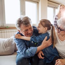 Genervt vom Enkel-Hüten? So wehren Sie sich Grosseltern, Eltern und Kind - Eltern hoffen auf Entlastung, Senioren wollen Freiheit. Wie viel Hüeti-Dienst ist Pflicht? Ein Generationen-Konflikt über Zeit, Grenzen und Erwartungen
