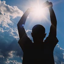 «Ich könnte heute sterben» Mann geniesst die Sonne unter blauem Himmel.
