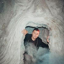 ... was passiert eigentlich in einem Escape-Room? Porträt von Alex Baer: Der Gamemaster zeigt einen seiner Escape-Rooms.