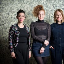Zivaring statt Zivadiliring? Wer das Ticket loswerden will, hat nur eine Chance Guelsha Adilji, Yvonne Eisenring und Maja Zivadinovic - Das bekannte Podcast-Trio hat sich getrennt. Gülsha Adilji fehlt auf der anstehenden Livetour. Weil Yvonne und Maja nun als Duo auftreten, droht beim Ticketstorno Ärger. Was Beobachter-Rechtsexpertin Nicole Müller betroffenen Fans rät