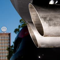 Neuer Anlauf für die Sammelklage – damit Schweizer nicht mehr leer ausgehen ARCHIV - Ein Auspuff eines Volkswagen auf einem Mitarbeiterparkplatz, aufgenommen am 11.05.2016 mit dem Verwaltungshochhaus vom VW Werk in Wolfsburg (Niedersachsen). (zu dpa ´Das Jahr im R¸ckblick - 2016 in Niedersachsen und Bremenª vom 27.12.2016…