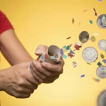 Das sollten Sie jetzt noch schnell tun, um Steuern zu sparen Tischbombe mit Münzen - Der 31. Dezember ist Stichtag. Wer jetzt bei der Säule 3a oder der Krankenkasse handelt, spart Hunderte Franken. Die besten Tipps